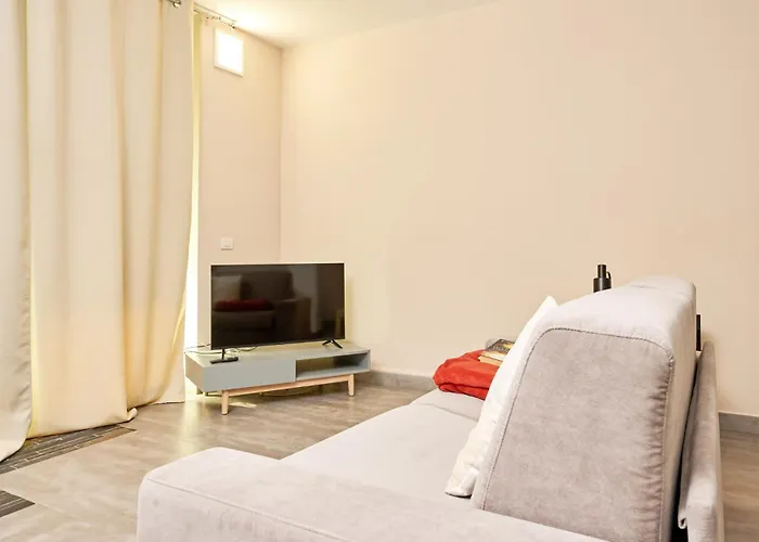 Tra La Rocca E Il Apartamento