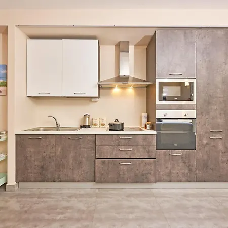 Tra La Rocca E Il Apartman *