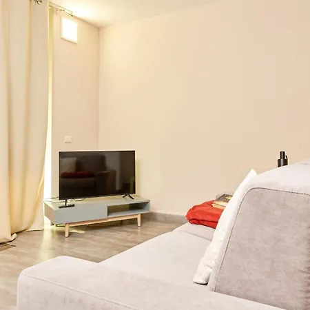 Tra La Rocca E Il Apartman